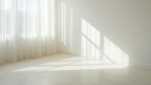 何も置かれていない白い部屋に、朝の光と影だけが広がる静かな空間